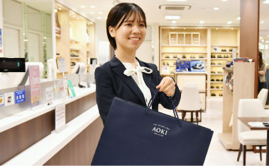 会話しているスーツを着た社員